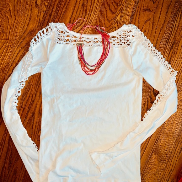 SOLD IN BUNDLE - BEBE DISTRESSED JEANS & WHITE BODYCON SHIRT - Picture 4 of 7